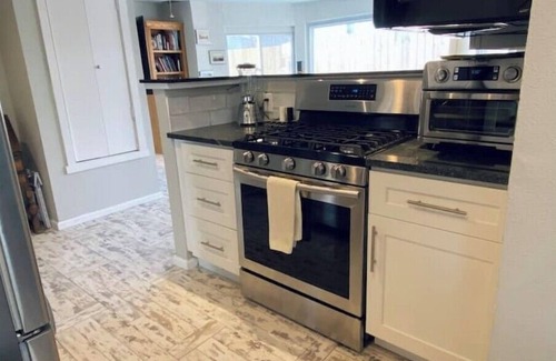 East Gate House | 2 bdrm private quiet house, full kitchen, 2 to 4 guests. Centrally located