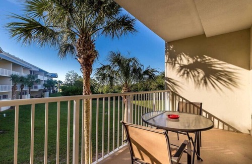 Ruskin Condo | 2 bdrm! Sleeps 7! 5-7 min walk to beach, pools, fitness center, onsite restaurants!