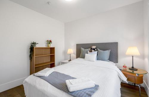 Hastings House | 2 Bds suite beautiful Yard near PNE
