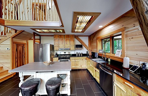 Franklin House | 2 beautifully designed, off-the-grid homes with amazing lakefront views & access