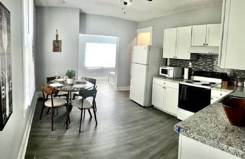 Hamilton House | 2 bed /1.5 bath - Sleeps 6 -Comfy Hamilton home