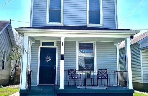 Hamilton House | 2 bed /1.5 bath - Sleeps 6 -Comfy Hamilton home