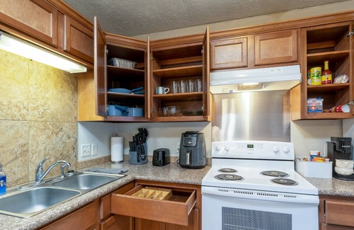 Prien House | 🦞2 bed 1.5 bath townhouse prime location Casino 3 miles away