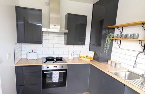 Ipswich Apartment | 2 bed 1 bath flat sleeps 5 with parking and WiFi