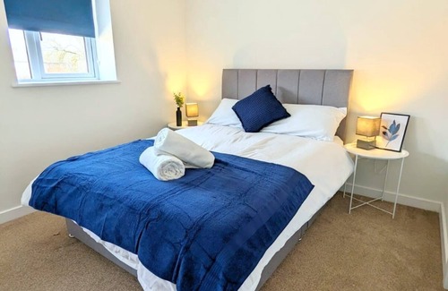 Ipswich Apartment | 2 bed 1 bath flat sleeps 5 with parking and WiFi
