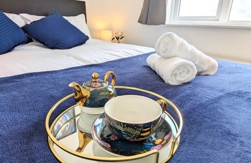 Ipswich Apartment | 2 bed 1 bath flat sleeps 5 with parking and WiFi