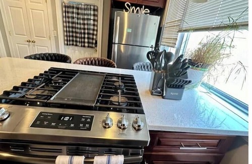 Watertown Apartment | 2 Bed 1 bath Luxury apt Sleeps 4-6 - Luxury Charm By the Charles.