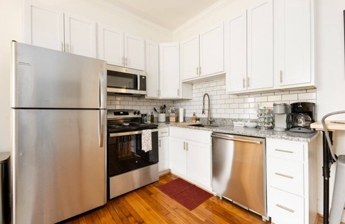 Downtown Greensboro Condo | 2 bed 1bath modern and cozy condo in vibrant neighborhood downtown Greensboro