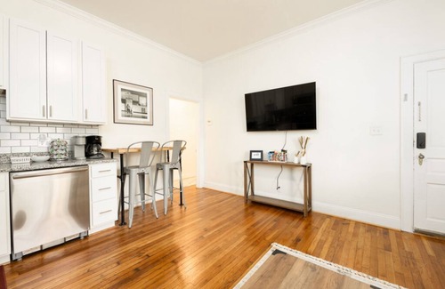 Downtown Greensboro Condo | 2 bed 1bath modern and cozy condo in vibrant neighborhood downtown Greensboro
