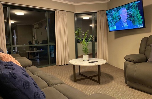 Braddon Apartment | 2 Bed 2 Bath Apartment in Braddon ACT - Pool, Gym, 1 Car Space