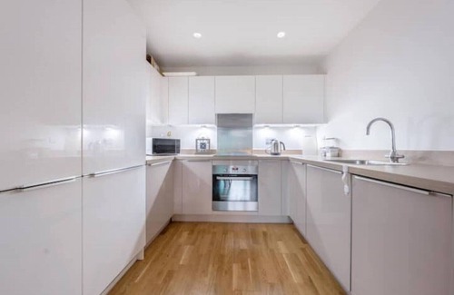 Slough Apartment | 2 Bed 2 Bath. Close 2 London & Heathrow