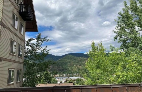 Kellogg Condo | 2 bed/2 bath condo w/views near Silver Mountain
