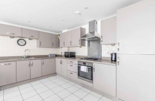 Langley Marish Apartment | 2 BED & 2 BATH COSY APARTMENT SLOUGH- FREE PARKING