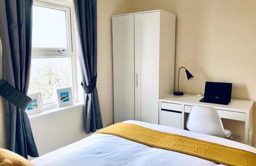 Balham Apartment | 2 Bed 2 Bath Flat with Private Parking and 3 min to Tube