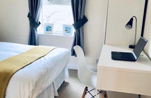 Balham Apartment | 2 Bed 2 Bath Flat with Private Parking and 3 min to Tube