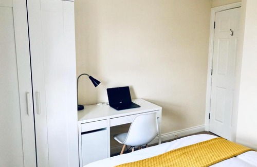 Balham Apartment | 2 Bed 2 Bath Flat with Private Parking and 3 min to Tube