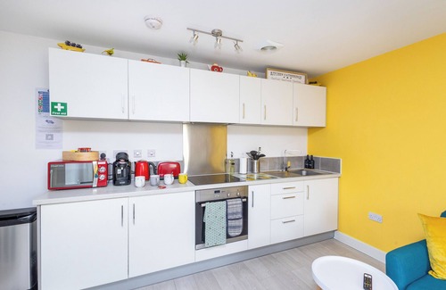 Wakefield Apartment | 2 Bed 2 Bath | Free Parking | En-suites | WiFi | King Size Beds| Self Check-in