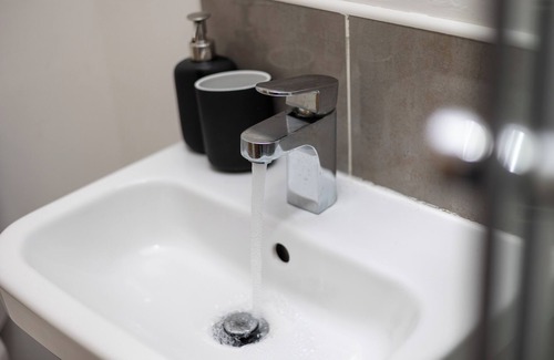 Wakefield Apartment | 2 Bed 2 Bath | Free Parking | En-suites | WiFi | King Size Beds| Self Check-in