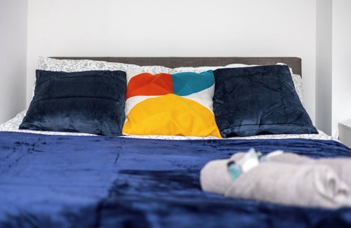 Wakefield Apartment | 2 Bed 2 Bath | Free Parking | En-suites | WiFi | King Size Beds| Self Check-in