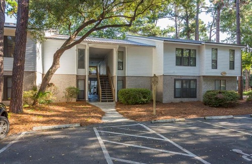Saint Simons Heights House | 2 bed - 2 bath Island Retreat Condo with pickleball court!
