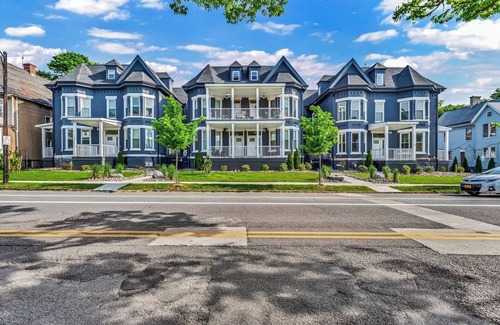 Front Park Apartment | 2 Bed 2 Bath + In-Unit laundry + Gated parking 3B