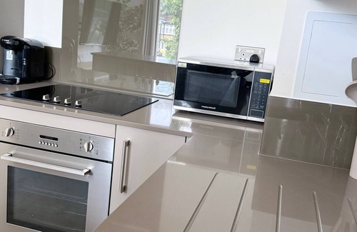 Lansbury Apartment | 2 bed 2 bath Luxury apt | 1 min to stn.
