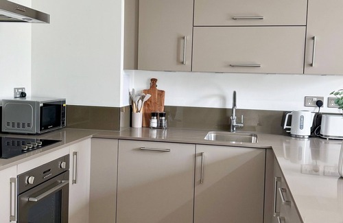Lansbury Apartment | 2 bed 2 bath Luxury apt | 1 min to stn.