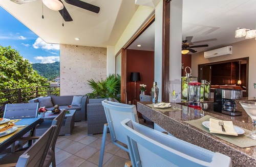 Romantic Zone Condo | 2 bed 2 bath Ocean View Suite · R301
