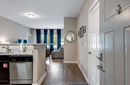 North Capitol Condo | ~2 Bed 2 Bath~Sleeps 6~Walk to Broadway!~ #201