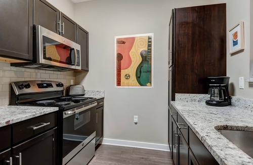 North Capitol Condo | ~2 Bed 2 Bath~Sleeps 6~Walk to Broadway!~ #201