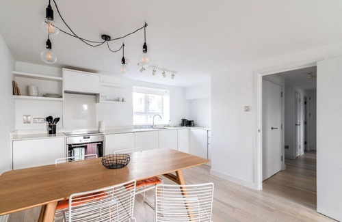 Belgravia Apartment | 2-Bed, 2-Bath with Balcony and City Views