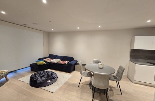 Docklands Apartment | 2 Bed 4 Guests in Excel, London City Airport, Canning Town London