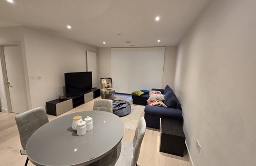 Docklands Apartment | 2 Bed 4 Guests in Excel, London City Airport, Canning Town London