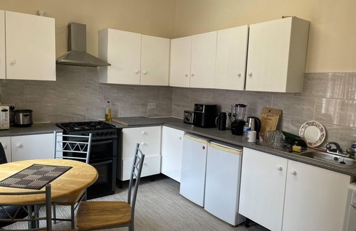 Old Trafford Apartment | 2-bed Apartment - Sleeps 4 - Street Parking - Wifi