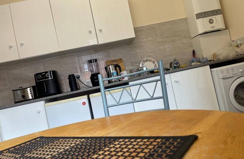 Old Trafford Apartment | 2-bed Apartment - Sleeps 4 - Street Parking - Wifi