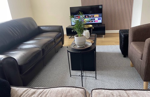 Old Trafford Apartment | 2-bed Apartment - Sleeps 4 - Street Parking - Wifi