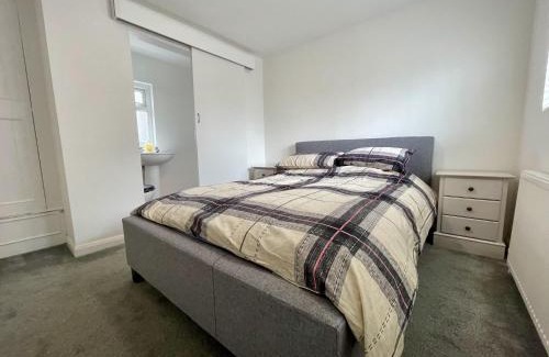 Scarborough Apartment | 2 Bed Apartment - Sleeps 4 - Wifi