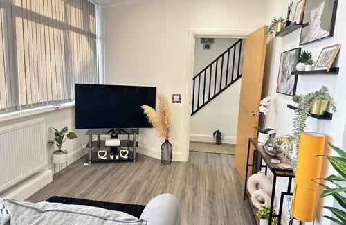 Dudley Apartment | 2 Bed Apartment - Sleeps 4 - Wifi - Parking