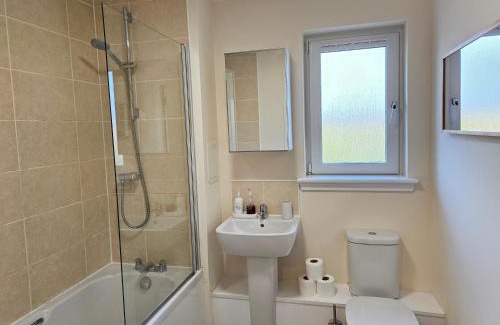 Longcroft Apartment | 2 Bed Apt, 4 beds with Parking