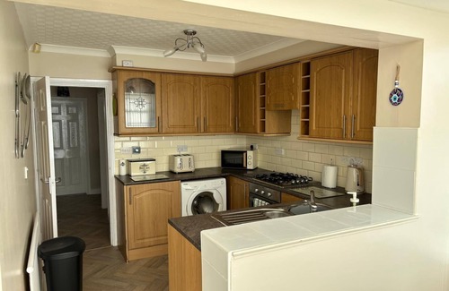 Ingoldmells House | 2-Bed Bungalow, Sleeps 6, Parking & Pet Friendly