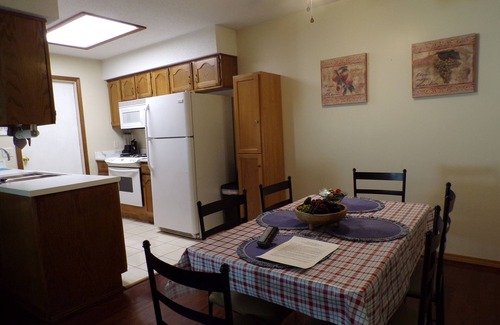Springfield House | 2-bed-CENTRAL location, 1 sm pet ok, WiFi-Long Term A +