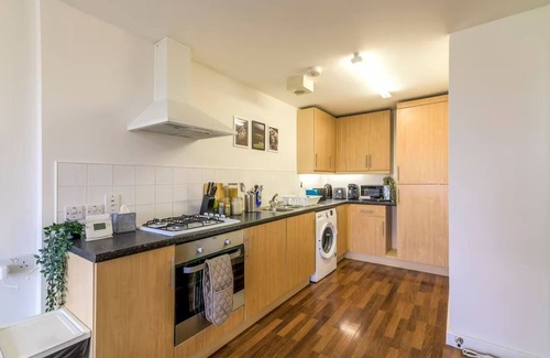 Custom House Apartment | 2 Bed close to ExCeL London and Elizabeth Line with Wi-Fi