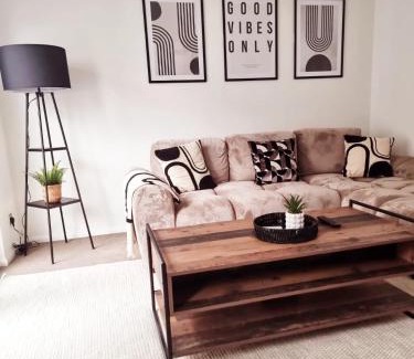 Hartwell Apartment | 2 Bed Cosy Aylesbury House with Parking