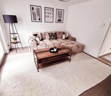 Hartwell Apartment | 2 Bed Cosy Aylesbury House with Parking