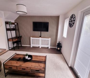 Hartwell Apartment | 2 Bed Cosy Aylesbury House with Parking