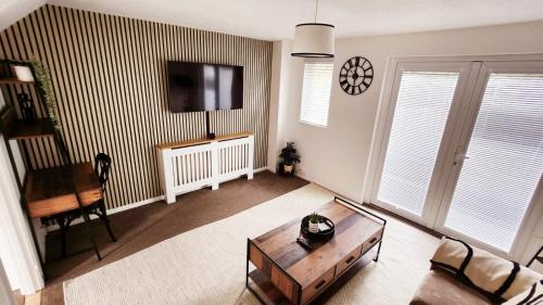Hartwell Apartment | 2 Bed Cosy Aylesbury House with Parking