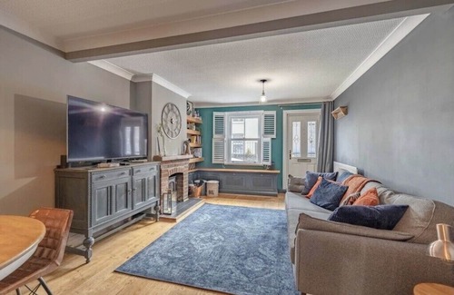 Eton Wick House | 2 Bed Cozy Cottage with Log Burner