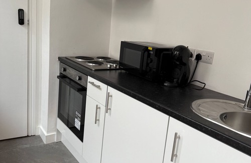 Luton Apartment | 2 Bed Flat - 1 with sofa bed Sleeps 4 - - Wifi