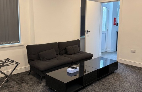 Luton Apartment | 2 Bed Flat - 1 with sofa bed Sleeps 4 - - Wifi