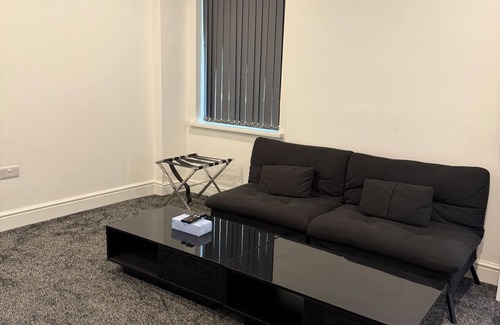 Luton Apartment | 2 Bed Flat - 1 with sofa bed Sleeps 4 - - Wifi
